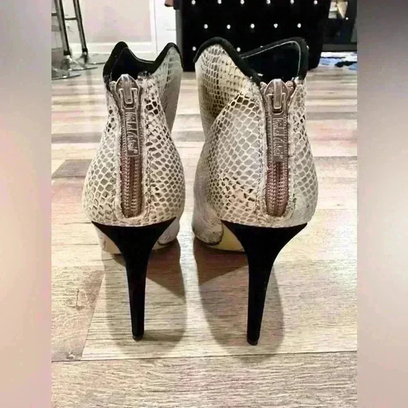 Michael Antonio 5" snakeskin stiletto ankle booties- size  10 - Picture 4 of 5